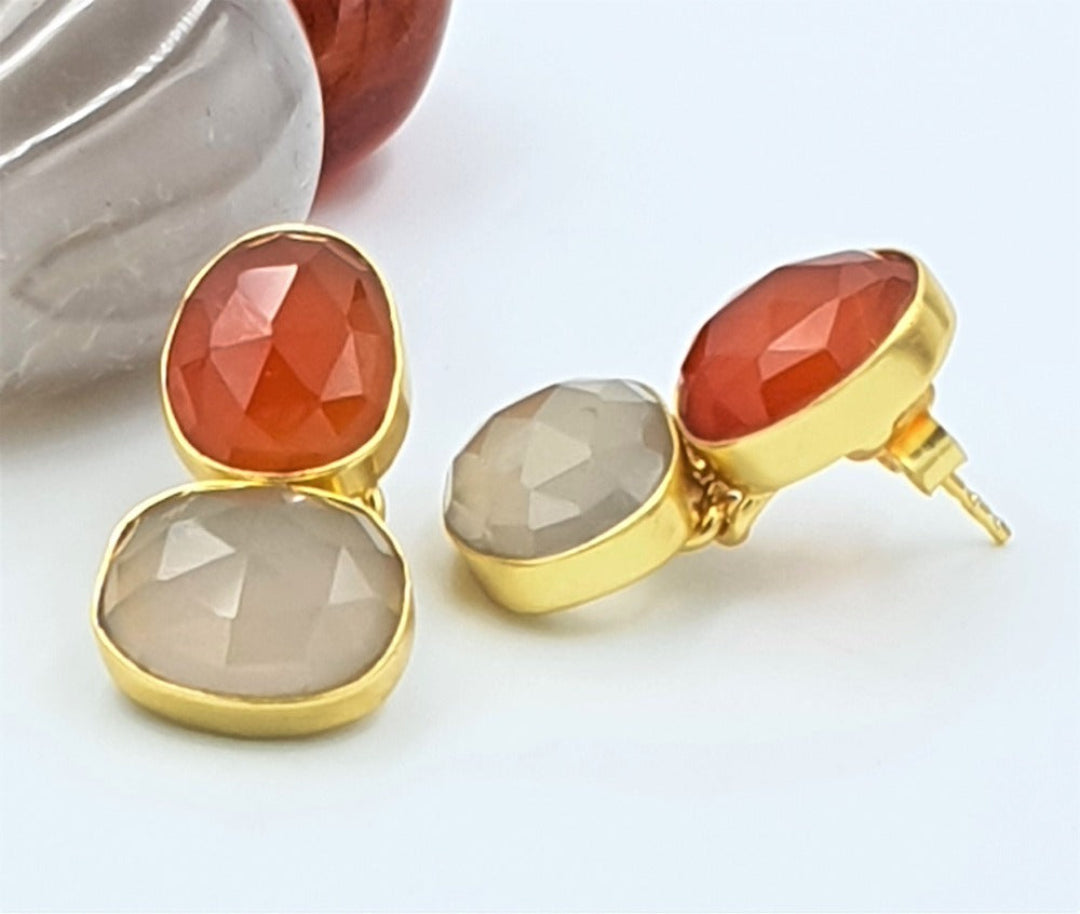 Side view of yellow-gold plated earrings with carnelian and gray chalcedony stones, highlighting their natural tones and structured form.