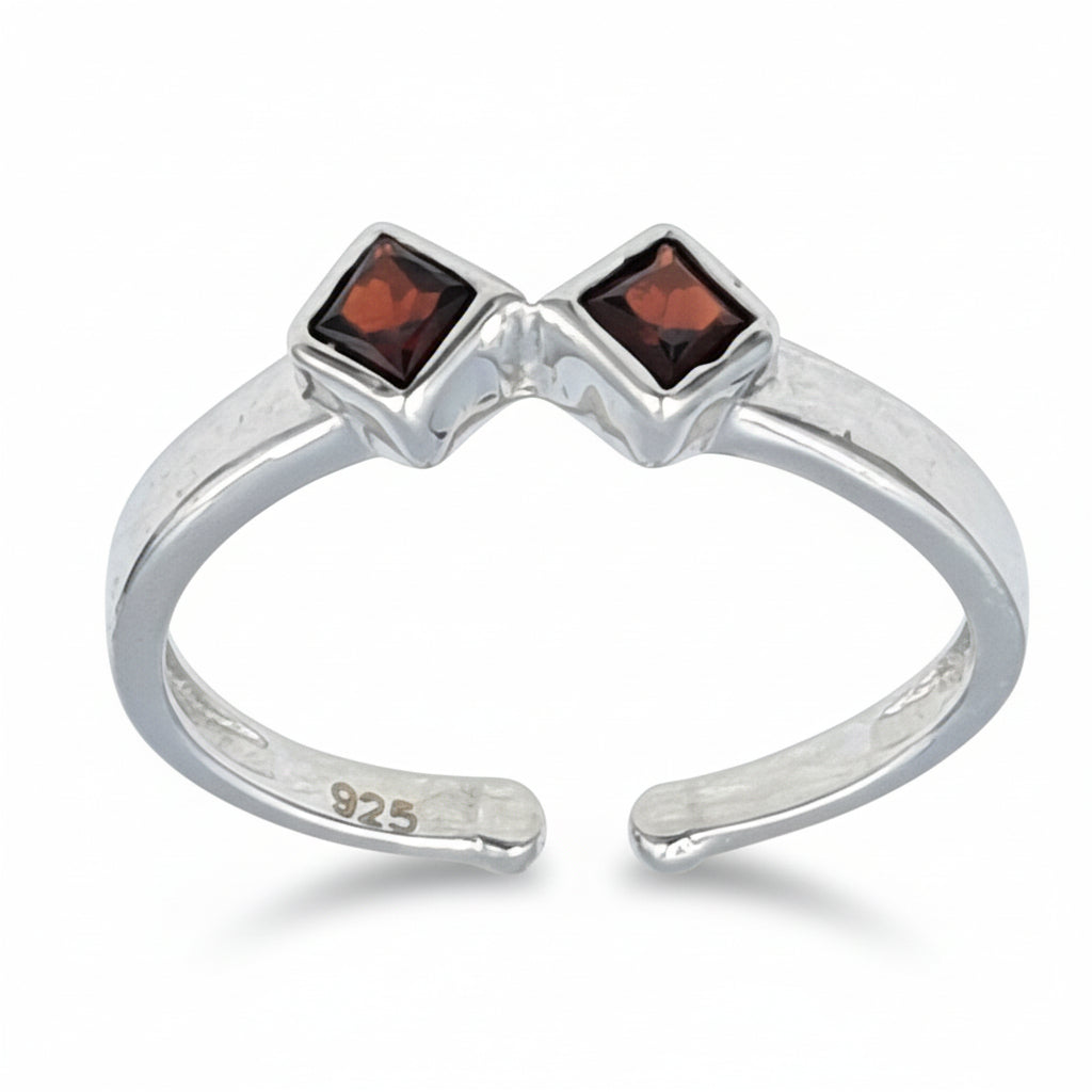 An adjustable finger ring with a rhodium finish, featuring garnet stone accents on a silver band. The ring is inscribed with '925'.